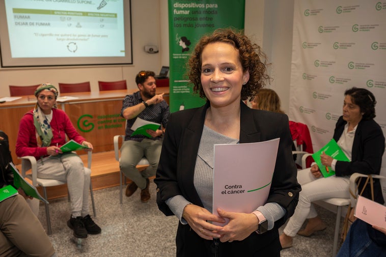 Anabel Bustamante, psicóloga: «La gente sabe que fumar mata pero necesita herramientas para dejarlo»